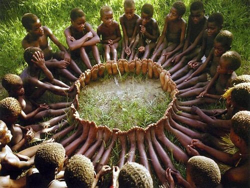 非洲孩子用脚围成一个圈